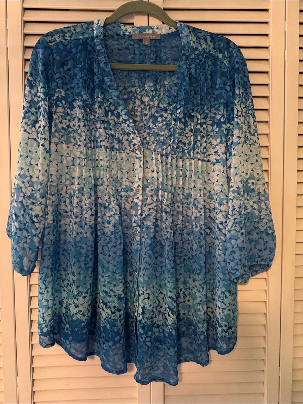 NY Collection Ombre Blue Floral Pleated Tunic Top with faceted silver buttons